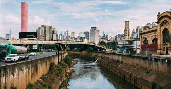 智能机器人找到儿童玩具